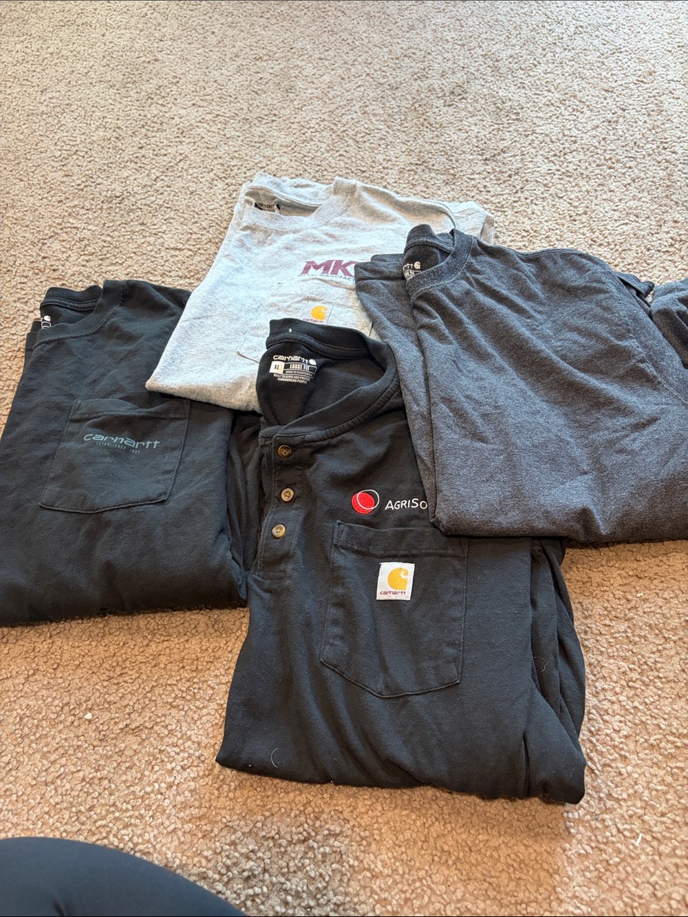 B71 Lot of 4 Mens’ XL Carhartt LS Tees (loose fit)